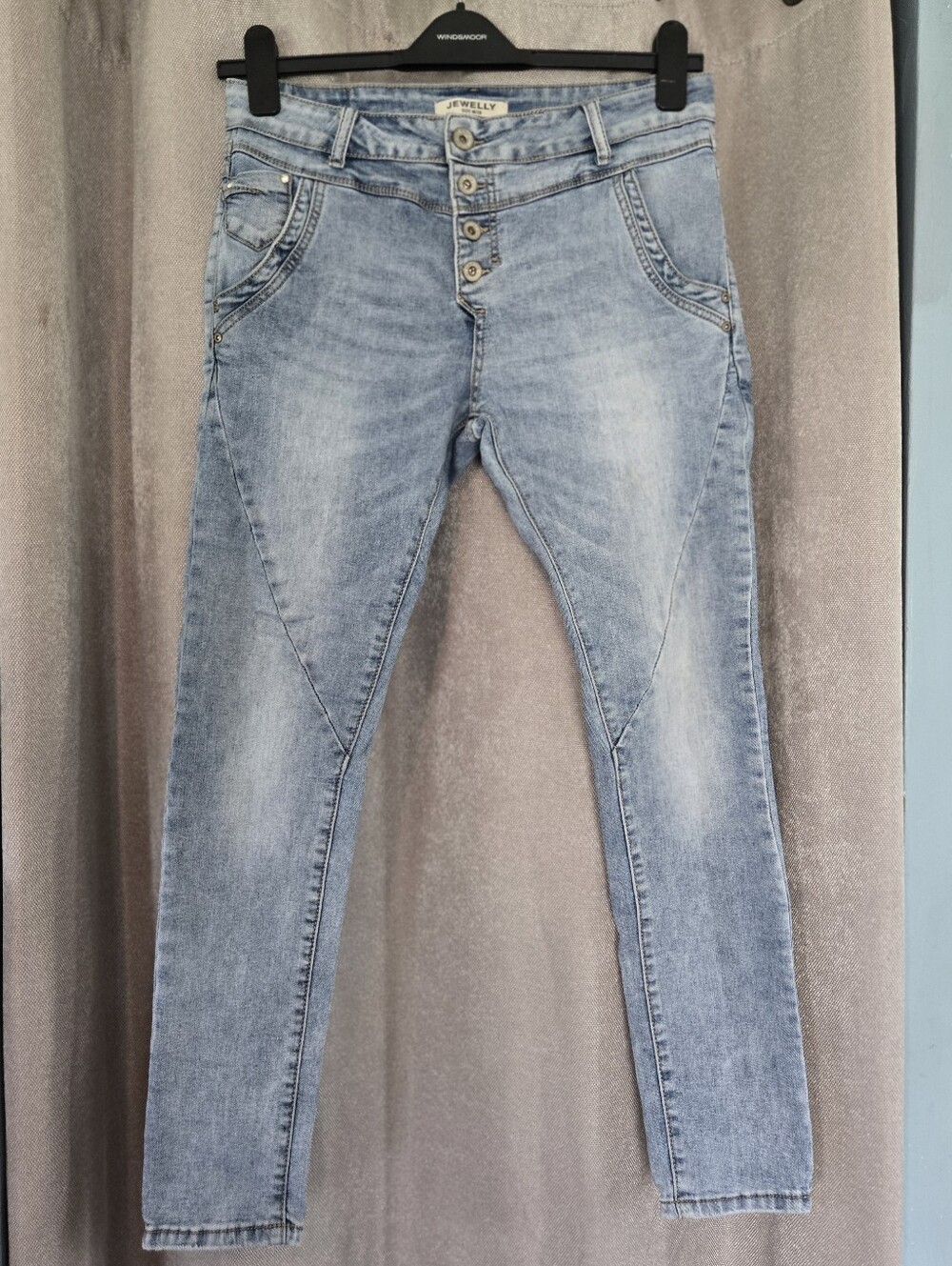 ⭐️Jewelly Light Wash Women’s Jeans with Button Fly⭐️